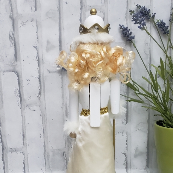 NUTCRACKR Queen in White and Gold,14" - Picture 4 of 12